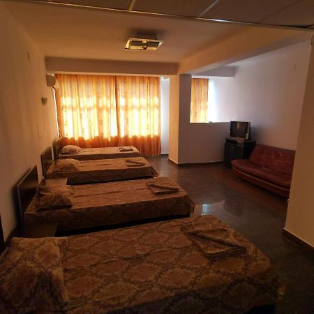 Hotel Dinastia Пітешть Екстер'єр фото