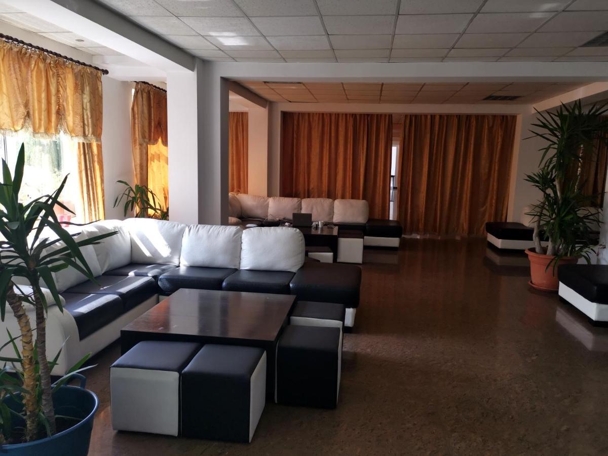 Hotel Dinastia Пітешть Екстер'єр фото