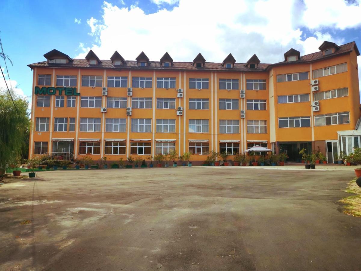 Hotel Dinastia Пітешть Екстер'єр фото