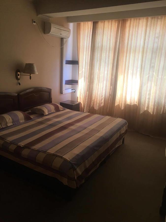 Hotel Dinastia Пітешть Екстер'єр фото