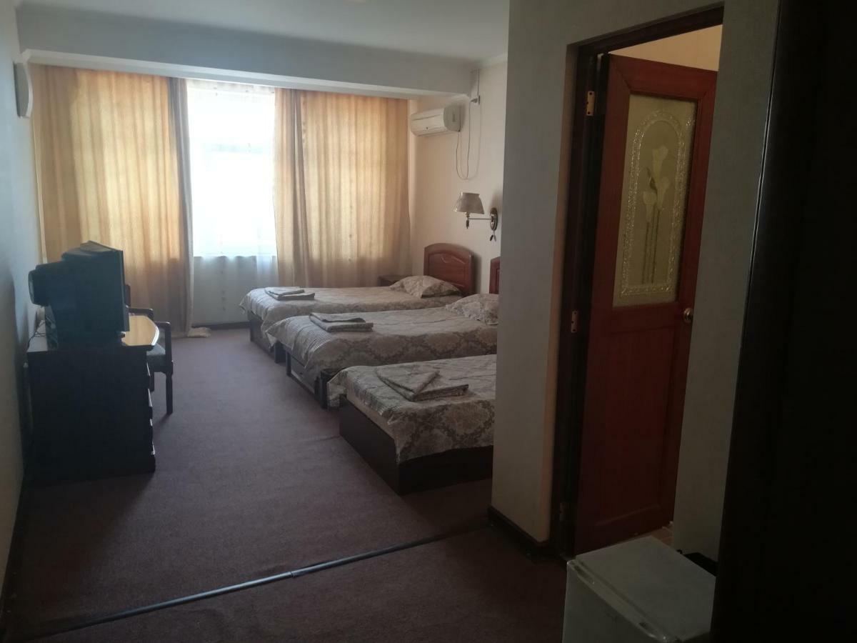 Hotel Dinastia Пітешть Екстер'єр фото