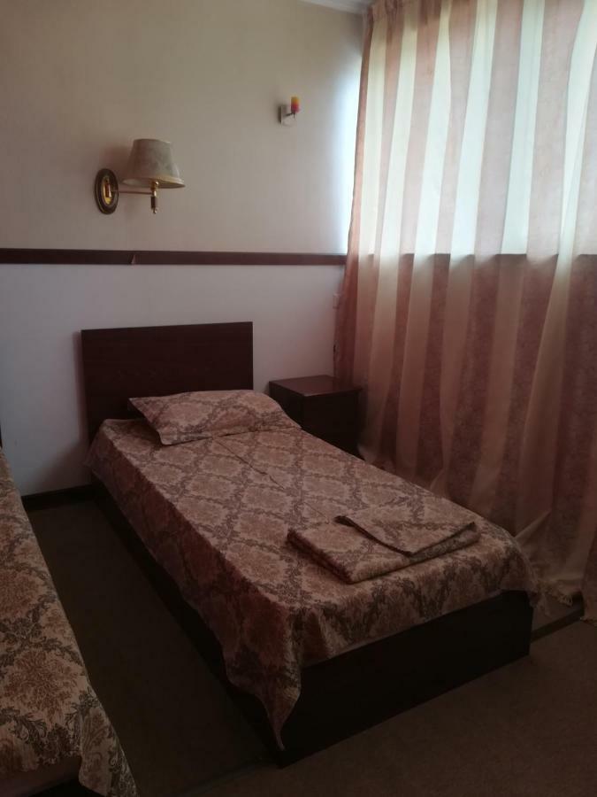 Hotel Dinastia Пітешть Екстер'єр фото